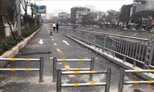Hiểu lầm về rào chắn 'zic zac' trên tuyến đường đi bộ và xe đạp ven sông Tô Lịch