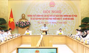 Thủ tướng đề nghị các ngân hàng chia sẻ vấn đề lãi suất, hỗ trợ người dân, doanh nghiệp