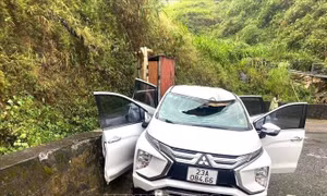 Đá lăn từ trên núi khu vực hẻm Tu Sản trúng xe ô tô khiến lái xe tử vong