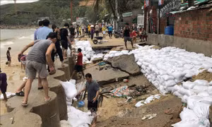Bình Định có 2 người bị thương, 144 căn nhà, 600m kè bị sập hoàn toàn do bão số 5