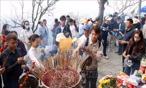 Hàng vạn du khách trảy hội, vãn cảnh chùa Hương Tích