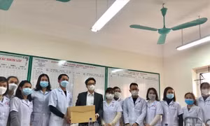 Phó Thủ tướng Vũ Đức Đam thăm, chúc mừng cán bộ y tế đang điều trị bệnh nhân COVID-19