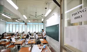 Không loại trừ việc xem xét khởi tố thí sinh chụp ảnh đề thi tốt nghiệp THPT gửi ra ngoài
