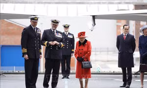 Nữ hoàng Anh thăm tàu sân bay HMS Queen Elizabeth