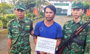 Bắt đối tượng truy nã đang lẩn trốn trên tàu cá