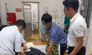 Lật xe chở 18 sinh viên ở Tà Đùng, 6 người bị thương