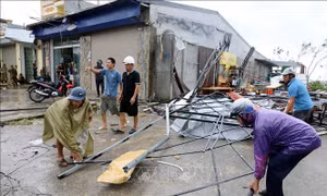 Dông lốc mạnh ở Hưng Yên làm 2 người tử vong, khoảng 9 người bị thương