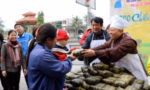 Tặng bánh chưng Tết ấm lòng người bệnh