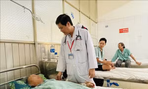 Cảnh báo nguy cơ nhiễm độc từ việc tự mua thuốc điều trị