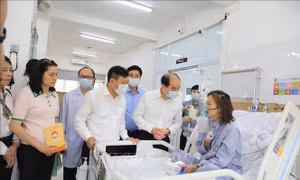 Thăm hỏi, hỗ trợ gia đình nạn nhân vụ cháy nhà làm 3 người tử vong ở Định Công Hạ