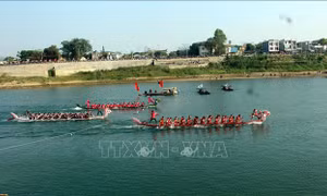 Nô nức hội đua thuyền trên sông Lô