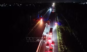 Xe khách va chạm xe đầu kéo trên cao tốc Phan Thiết - Dầu Giây làm 19 người bị thương