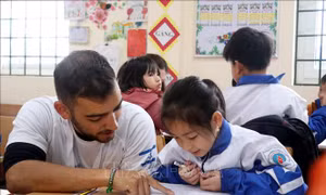 Tình nguyện viên Israel dạy học cho trẻ vùng cao Lào Cai 
