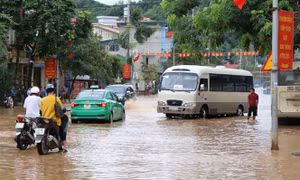 Gió mùa Đông Bắc gây mưa to ở miền Trung