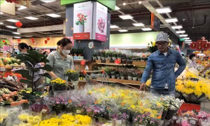 Nhiều ngành hàng 'xả giá' trước giờ nghỉ bán
