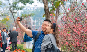 Rộn ràng du Xuân bên hồ Hoàn Kiếm mùng 3 Tết