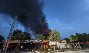 Hà Nội: Cháy lớn tại quán bia, khói đen bốc cao hàng trăm mét