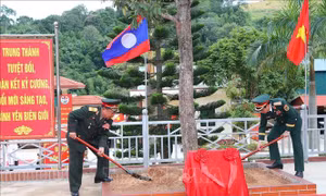 Hai Bộ trưởng Quốc phòng Việt Nam và Lào thăm Đồn Biên phòng cửa khẩu Lóng Sập