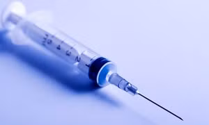 Giám định dung dịch màu xanh trong vụ dùng kim tiêm đâm học sinh