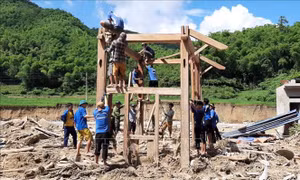 Thanh niên tình nguyện giúp dân bản Sa Ná khắc phục mưa lũ 