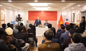 Thủ tướng Nguyễn Xuân Phúc đến thăm Đại sứ quán Việt Nam tại Hàn Quốc