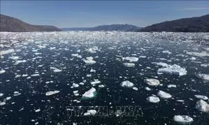 Lũ sông băng gây sạt lở, sụt lún đường ở Iceland