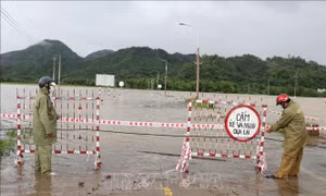 Phú Yên nước lũ dâng cao chia cắt cục bộ một số địa phương