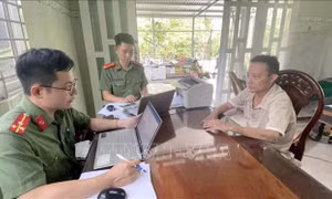 Khởi tố nhóm đối tượng tàng trữ, lưu hành tiền giả