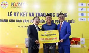 Trao học bổng cho 4 vận động viên quần vợt xuất sắc
