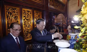 Trang nghiêm Lễ dâng hương tưởng niệm các Vua Hùng trên đỉnh núi Nghĩa Lĩnh