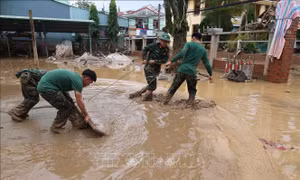 Phố cổ Hội An khẩn trương dọn dẹp hậu quả mưa lũ