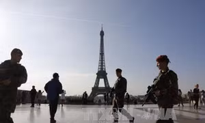 Tháp Eiffel khoác 'áo giáp' chống khủng bố