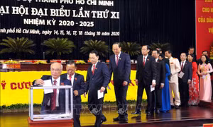 Bế mạc Đại hội Đảng bộ TP Hồ Chí Minh, các đại biểu quyên góp ủng hộ đồng bào miền Trung