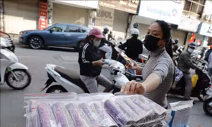 Pháo hoa 'câm' đắt hàng ngày 30 Tết