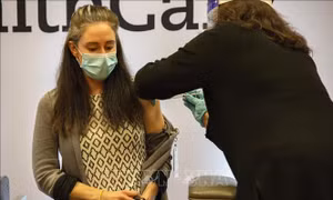 Các hãng dược nỗ lực thử nghiệm vaccine với biến thể mới của virus SARS-CoV-2