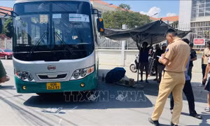 Lùi xe bất cẩn khiến một học sinh tử vong