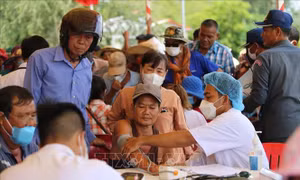 Đại sứ quán Việt Nam tại Campuchia tổ chức chương trình khám bệnh từ thiện tại tỉnh Kampong Chhnang