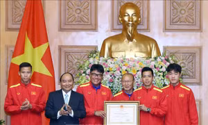 Thủ tướng trao thưởng cho đội tuyển Việt Nam vô địch AFF Suzuki Cup 2018