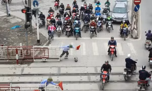 Cố tình vượt rào chắn đường ngang, lái xe taxi bị tước giấy phép lái xe 2 tháng