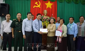 Phó Thủ tướng Campuchia trao quà hỗ trợ miền Trung khắc phục hậu quả thiên tai