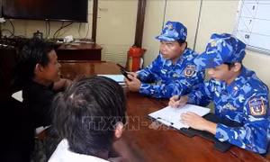 Cứu 2 ngư dân bị trôi dạt trên vùng biển Tây Nam