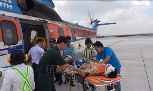 Cấp cứu một chiến sỹ bị thương nặng quần đảo Trường Sa