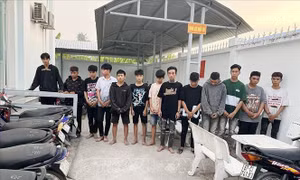 Kịp thời ngăn chặn vụ hàng chục thanh, thiếu niên mang hung khí đi giải quyết mâu thuẫn