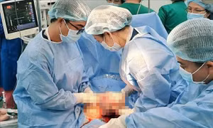 Cứu sống một trẻ sơ sinh có khối u lớn vùng cổ, mặt