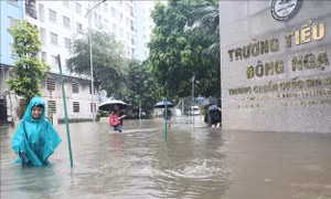 Mưa kéo dài, nhiều tuyến phố Hà Nội bị ngập sâu