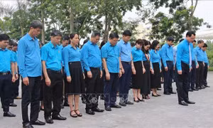 Dâng hương tưởng niệm đồng chí Hoàng Quốc Việt