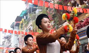 Rực rỡ sắc Xuân Tết Việt - Tết phố