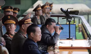 Ông Kim Jong Un giám sát cuộc thử nghiệm động cơ phản lực trên mặt đất