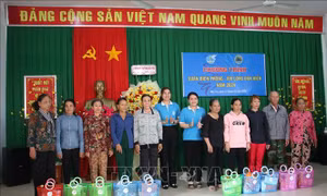 Phụ nữ Bến Tre mang Xuân về biên giới