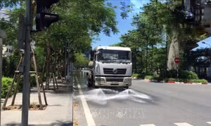 Tưới nước đường phố Hà Nội để hạ nhiệt ngày nắng nóng